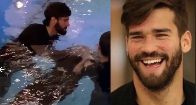 Goleiro Alisson já batizou mais amigos em 2020 do que sofreu gols