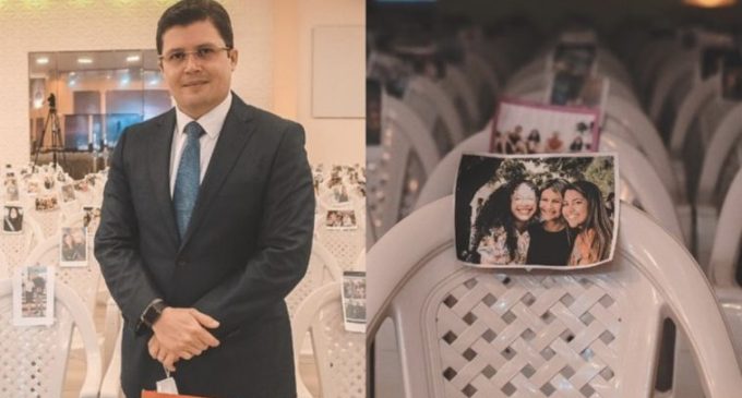 Pastor coloca foto dos membros nas cadeiras da igreja em 1º culto sozinho