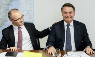 Bolsonaro confirma a ministros indicação de André Mendonça ao STF