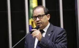 Deputado critica Barroso: “Trava uma batalha contra evangélicos”