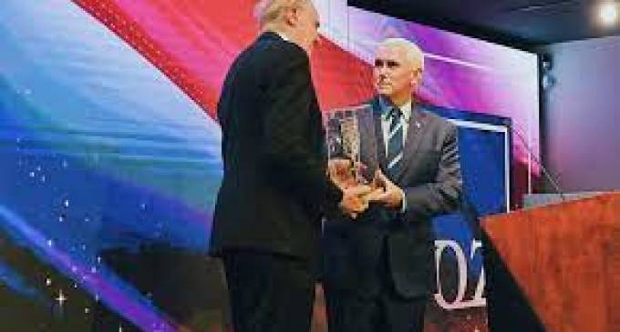 Mike Pence recebe prêmio “Amigos de Sião” por apoiar Israel ao lado de evangélicos