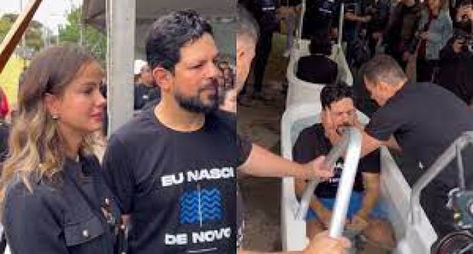 Sorocaba, da dupla sertaneja com Fernando, é batizado nas águas pelo pastor André Valadão
