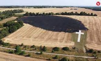 Incêndio se espalha por campo, mas deixa cruz intacta na Inglaterra
